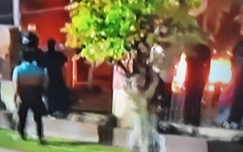 Demo di Semarang Berakhir Ricuh, Mobil Terbakar dan Polisi Terlibat Bentrok