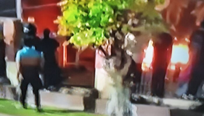 Demo di Semarang Berakhir Ricuh, Mobil Terbakar dan Polisi Terlibat Bentrok