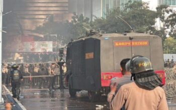 Demonstrasi di Surabaya Memanas, Puluhan Motor Terbakar dan Pos Polisi Hancur