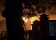 Aksi Demonstrasi di Kediri Berakhir Ricuh, Gedung DPRD Kota Kediri Terbakar