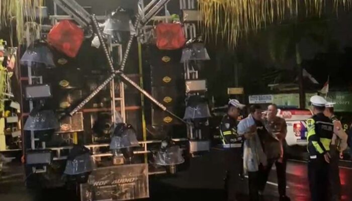 Polres Blitar Kota Bubarkan Karnaval ‘Sound Horeg’ di Nglegok, Sejumlah Truk Diamankan