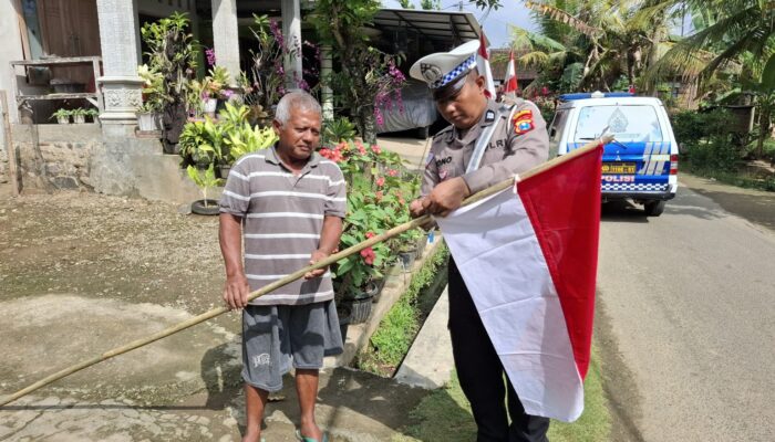 Sambut HUT ke-80 RI, Polres Trenggalek Bagikan Ratusan Bendera Merah Putih Gratis