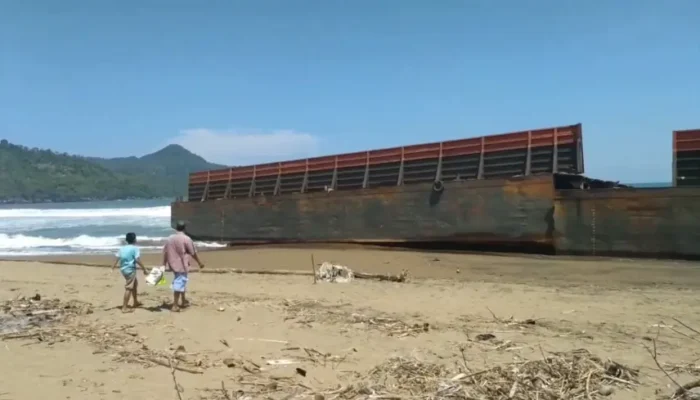 Tragedi Lingkungan di Pantai Konang: Tongkang Batu Bara Terdampar Ancam Konservasi Penyu
