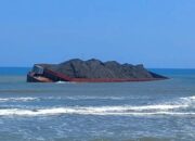 Kapal Batu Bara Karam di Pantai Konang Trenggalek, Tunggu Teknisi dari Ibu Kota