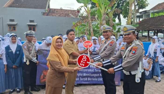 Satlantas Polres Trenggalek Gelar Program ‘Polantas Menyapa’, Bagikan Ratusan Hadiah di Sekolah