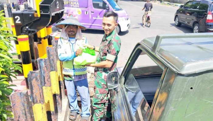 Merajut Kehangatan di HUT ke-80 TNI: Relawan Disabilitas Pengatur Lalu Lintas Tulungagung Menangis Haru Menerima Sentuhan Kodim