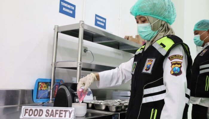 Jamin Pangan Sehat, Tim Sidokkes Polres Tulungagung Uji Makanan SPPG Harian