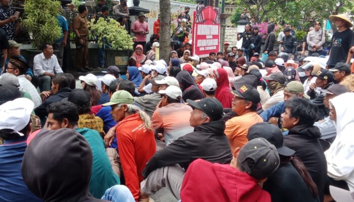 Jalan Rusak Tak Tersentuh, Warga Tulungagung “Serbu” DPRD dengan Pikap Sapi