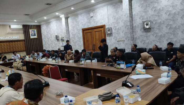 Gagal Temui Bupati, Warga Kaligentong Tulungagung “Serbu” DPRD Tuntut Listrik