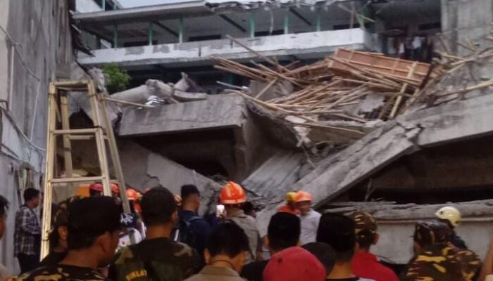 DRAMA EVAKUASI DI SIDOARJO: Pondok Al-Khoziny Runtuh Saat Salat Ashar, Dua Santri Terjebak di Bawah Reruntuhan