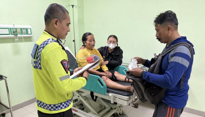 Pengendara Motor Revo Diduga Sebabkan Kecelakaan, Satu Korban Dilarikan ke RSUD Dr. Soedomo Trenggalek