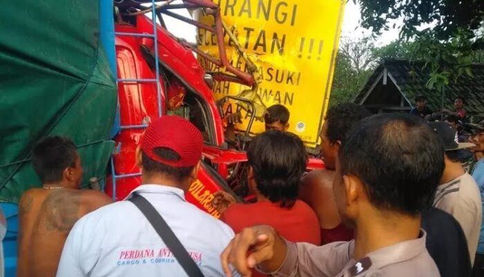 Sopir Truk Terjepit Usai Hindari Kecelakaan Motor di Kandat