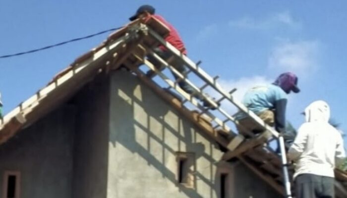 Dihantam Puting Beliung, Puluhan Rumah di Kediri Porak-poranda, Kerugian Ditaksir Capai Rp50 Juta