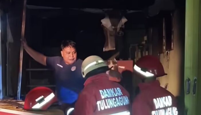 Dramatis! Terjebak Kobaran Api Roti Gembong Gamon, Karyawan Lolos Setelah Panjat Atap
