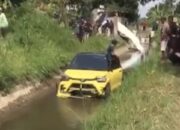 Gagal Konsentrasi Saat Belok, Motor Tabrak Raize hingga Mobil Tercebur Parit di Tulungagung