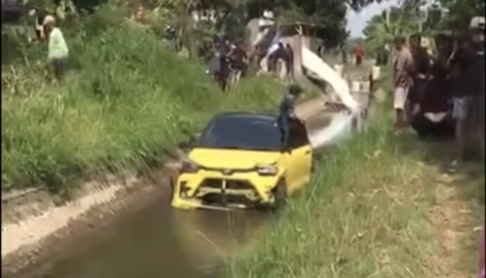Gagal Konsentrasi Saat Belok, Motor Tabrak Raize hingga Mobil Tercebur Parit di Tulungagung