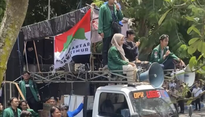 “Tolak Kriminalisasi hingga Audit Beasiswa”: BEM Tulungagung Geruduk DPRD, Bupati GS Jamin Transparansi Dana BOS