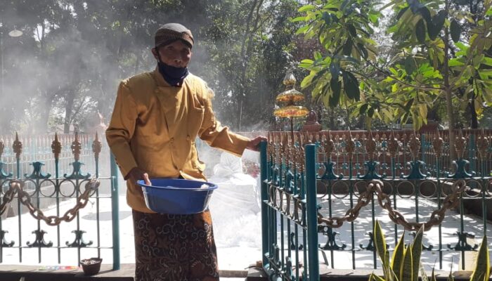 Mengapa Makam Selalu Ada Juru Kunci? Bukan Sekadar Penjaga, Tapi Penjaga Sejarah dan Tradisi