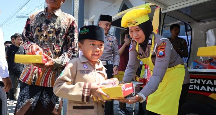Usai Salat Jumat, Polres Tulungagung Bagikan 200 Paket Makanan Gratis Lewat Program ‘Mobil Senyum’