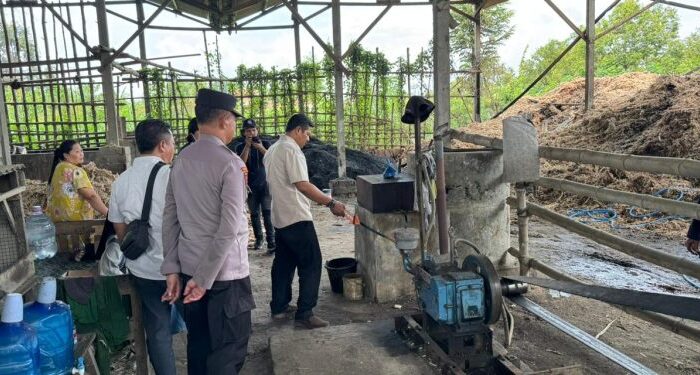 Kobaran Api Lahap Limbah Tebu di Tulungagung, Petugas Damkar Turun Tangan