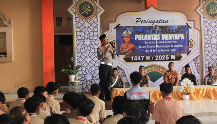 “Polantas Menyapa” di Trenggalek, Polisi Ajak Santri Jadi Pelopor Keselamatan Berlalu Lintas