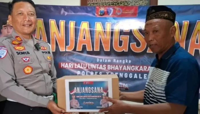 Satlantas Polres Trenggalek Gelar Aksi Sosial, Sasar Purnawirawan dan Pekerja Informal