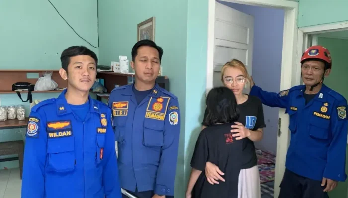 Bukan Kebakaran! Damkar Tulungagung Evakuasi Ibu dan Anak yang Terkunci di Kamar Mess