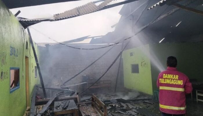 Diduga dari Bakar Sampah, Warkop Karaoke di Tulungagung Ludes Dilalap Si Jago Merah!