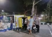 Detik-detik Mencekam! Truk Pakan Ayam Terguling di SPBU Tulungagung, Diduga Over Dimensi