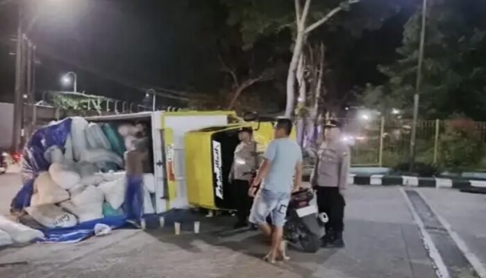 Detik-detik Mencekam! Truk Pakan Ayam Terguling di SPBU Tulungagung, Diduga Over Dimensi