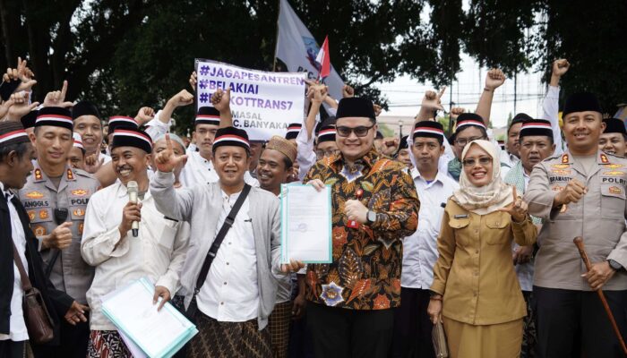 BELA KIAI! Santri Lirboyo Geruduk Pemkab Kediri, Mas Dhito Beri Pesan Khusus untuk Aksi Lanjutan di Surabaya