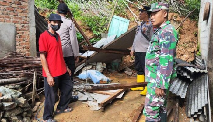 Dua Rumah di Trenggalek Tertimbun Longsor Setelah Penghuni Dengarkan Suara Retakan
