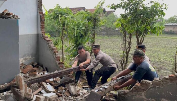 Ratusan Atap Terbang Disambut Musim Hujan: Duka Warga Tulungagung Diterpa Angin Kencang