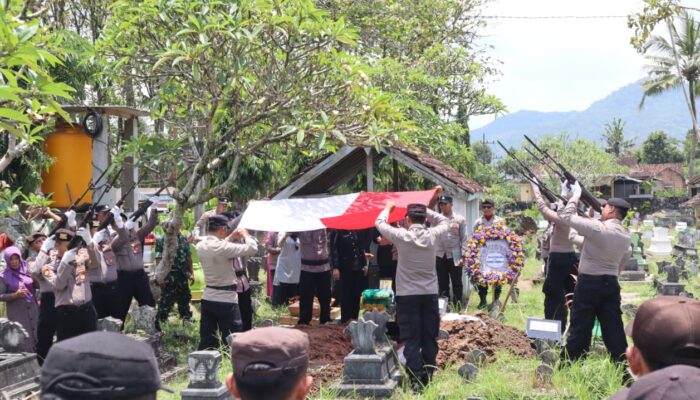 Duka Selimuti Korps Bhayangkara: Kapolres Trenggalek Pimpin Pemakaman Anggota Polsek Gandusari secara Kedinasan