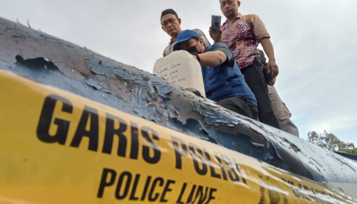 Truk BBM ‘Misterius’ Terbalik di JLS Tulungagung: Sopir Hilang, Pelat Nomor Ganda, dan Solar Diuji Lab