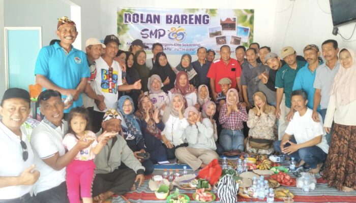 ‘Dolan Bareng’ Alumni SMPN Bandung Tulungagung Angkatan ’86 Satukan Kembali Semangat “Putih Biru” di Pantai Gemah