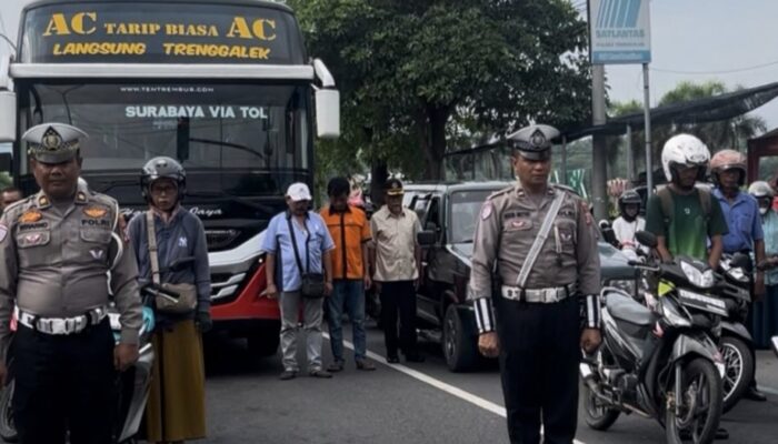 Hening 60 Detik di Tengah Hiruk Pikuk: Pengendara di Trenggalek Hentikan Laju Demi Hormati Jasa Pahlawan