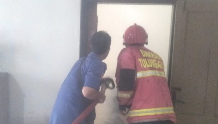 RUMAH DILALAP API SAAT PEMILIK BEKERJA! Kamar Hangus dalam 25 Menit, Kerugian Capai Rp 50 Juta di Tulungagung