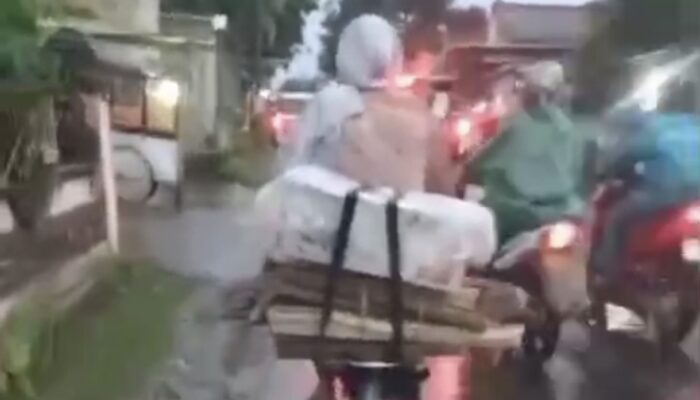 Melawan Senja dan Hujan: Mbah Karmi Kayuh Sepeda Tua Demi Anak yang Sakit