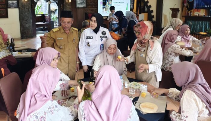 BNNK TULUNGAGUNG SULAP EVALUASI DESA BERSINAR JADI WORKSHOP KREATIF: Seni Decoupage Jadi Senjata Baru Lawan Narkoba!