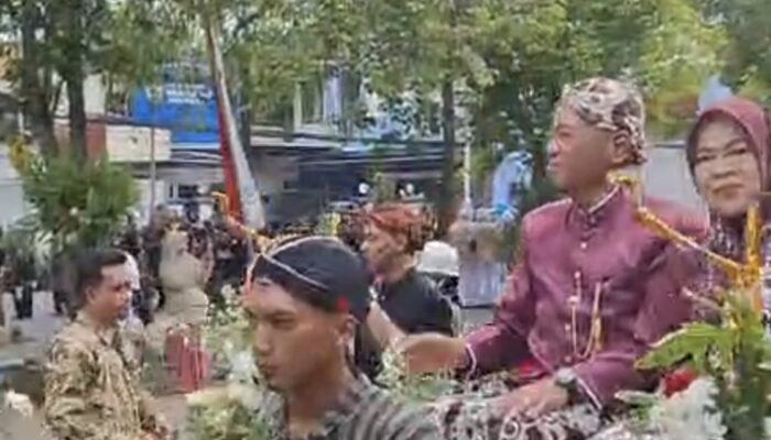MERAYAKAN KESETIAAN 820 TAHUN: Hari Jadi Tulungagung Dijejali Kirab Kereta Kencana hingga Rebutan Tumpeng Warisan Prasasti Lawadan