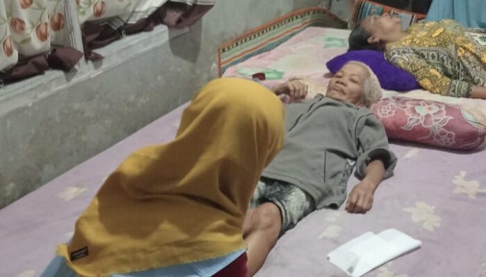 Jarum Penenang di Tengah Trauma Erupsi: Layanan Akupunktur Gratis Obati Stres Relawan dan Pengungsi Semeru