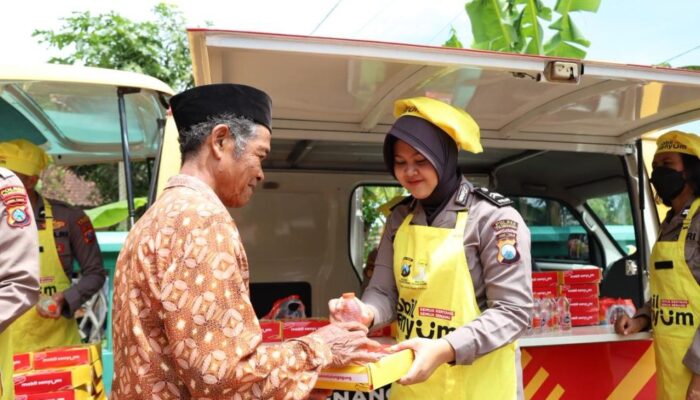Kolaborasi Polres dan UMKM: Mobil Senyum Tulungagung Eratkan Silaturahmi Pascasholat Jumat