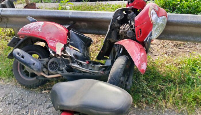 Tabrakan Head-to-Head di Tikungan Maut Gondang Tulungagung: Scoopy vs Sigra, Pengendara Motor Dilarikan ke RS!