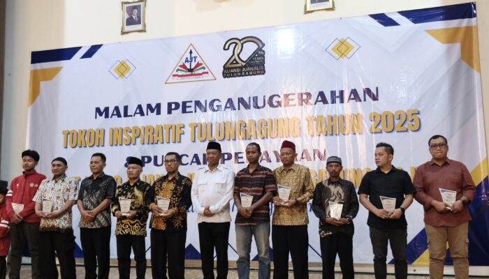 AJT Anugerahi Bupati Tulungagung Gatut Sunu Penghargaan Tokoh Inspiratif di HUT Ke-20