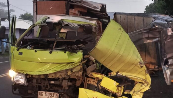 HOROR Dini Hari di Ngantru Tulungagung, Truk Box Remuk Redam Hantam Tronton Parkir, Dua Korban Dilarikan ke Rumah Sakit!