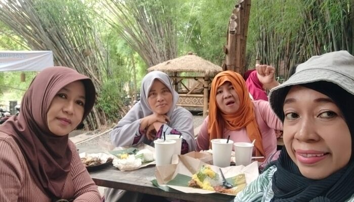 Puluhan Tahun Terpisah, Alumni SMSR 90 Surabaya Pecah Tangis Haru Bertemu Kembali