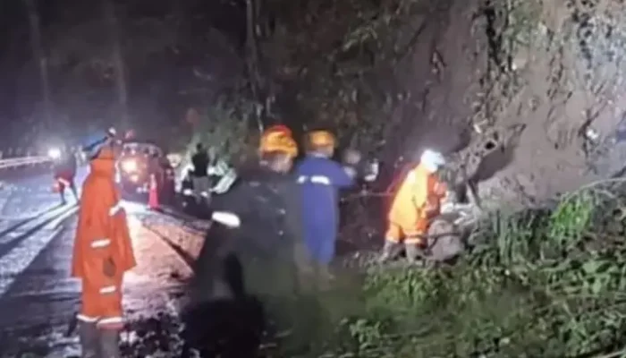 Jalur Utama Malang-Kediri Sempat Lumpuh Total Akibat Longsor Payung 2, Kini Kembali Normal