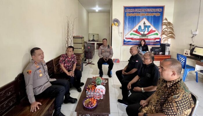 Momen Haru di AJT: Kapolres Tulungagung AKBP Taat Resdi Pamit, Diberi Piagam Tali Asih Pers