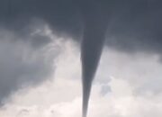 Mencekam! Puting Beliung Berputar-putar di Ngunut Tulungagung, Warga Cemas Tragedi Sumberjo Terulang